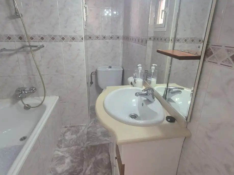 Piso en venta en Apóstol Santiago Baño de Piso en venta en Madrid con Calefacción