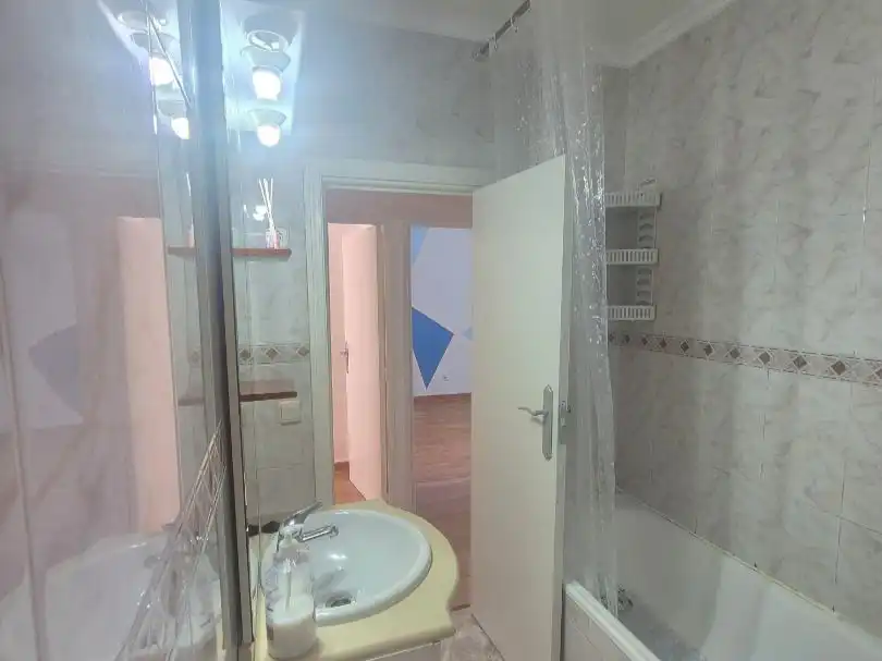 Piso en venta en Apóstol Santiago Baño de Piso en venta en Madrid con Calefacción