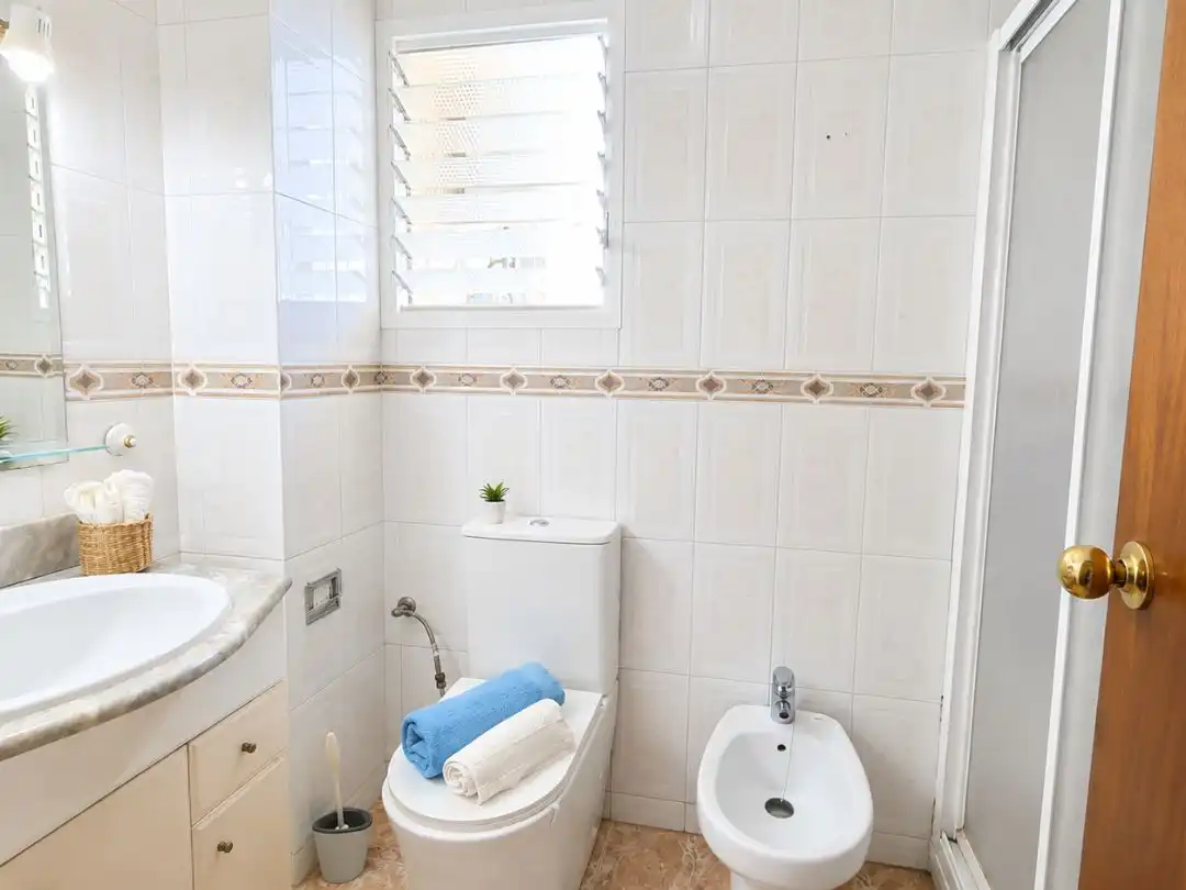 Badezimmer von Wohnung zum Verkauf in Massamagrell mit Klimaanlage und Balkon
