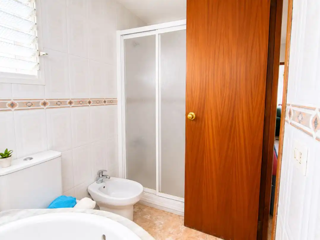 Badezimmer von Wohnung zum Verkauf in Massamagrell mit Klimaanlage und Balkon