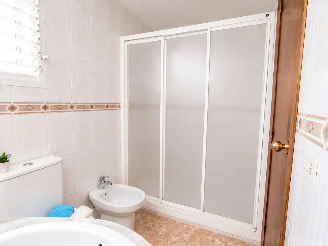 Badezimmer von Wohnung zum Verkauf in Massamagrell mit Klimaanlage und Balkon