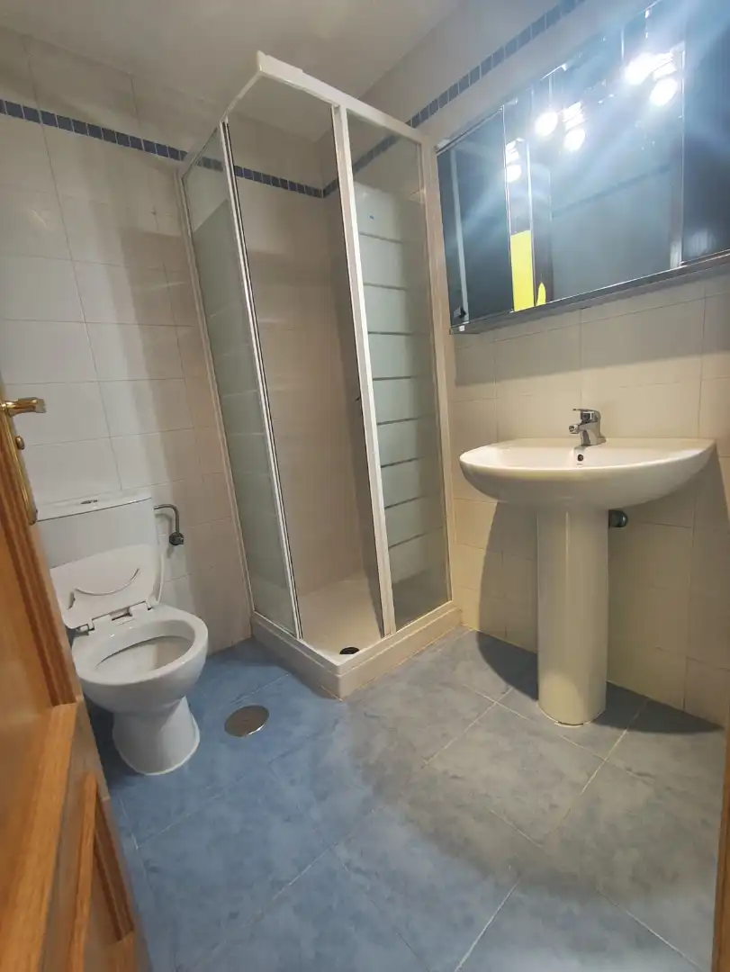 Piso de alquiler en Calle Estrella Mízar, 4, Parla Este Baño de Piso de alquiler en Parla con Aire acondicionado