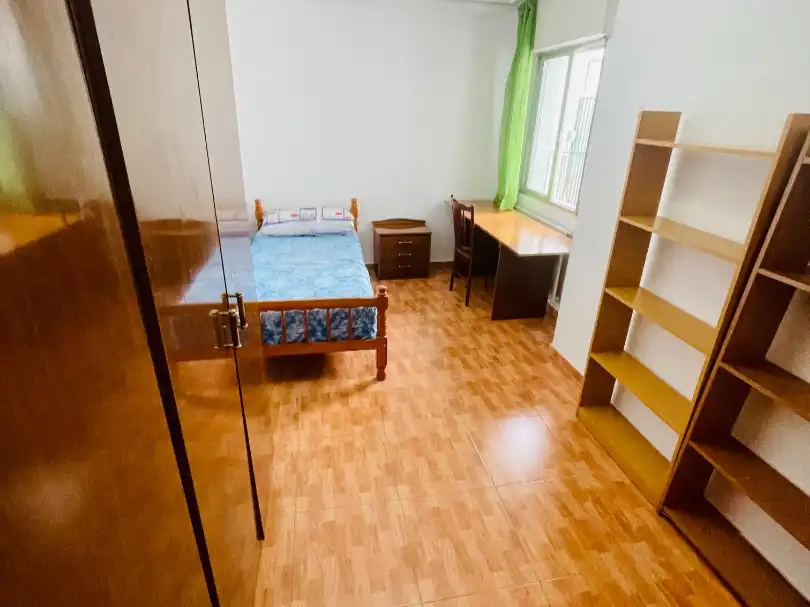 Bedroom of Flat for share in Salamanca  with Heating, Parquet flooring and Terrace