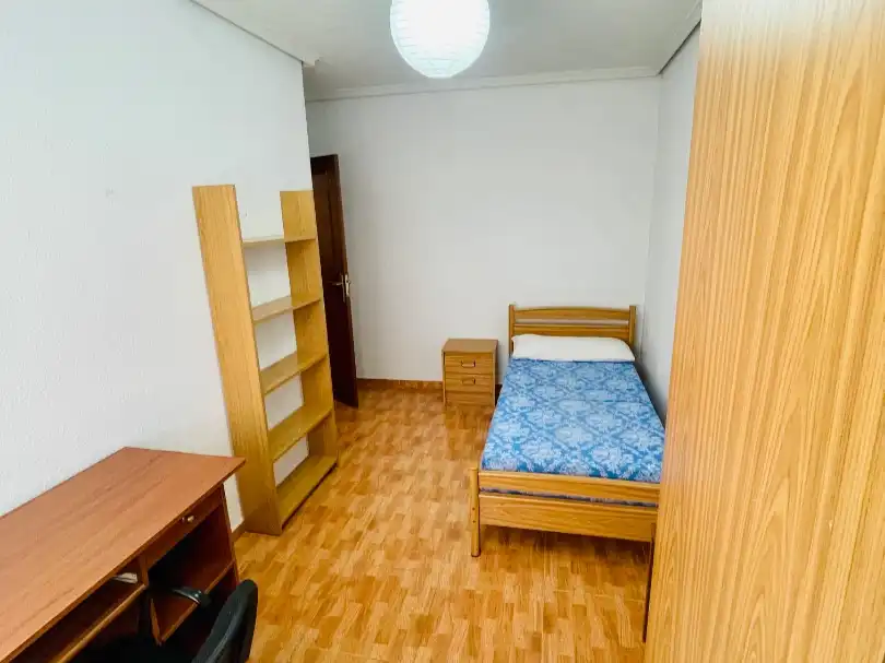 Bedroom of Flat for share in Salamanca  with Heating, Parquet flooring and Terrace
