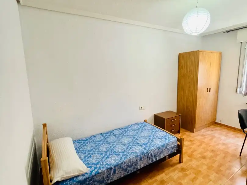 Bedroom of Flat for share in Salamanca  with Heating, Parquet flooring and Terrace