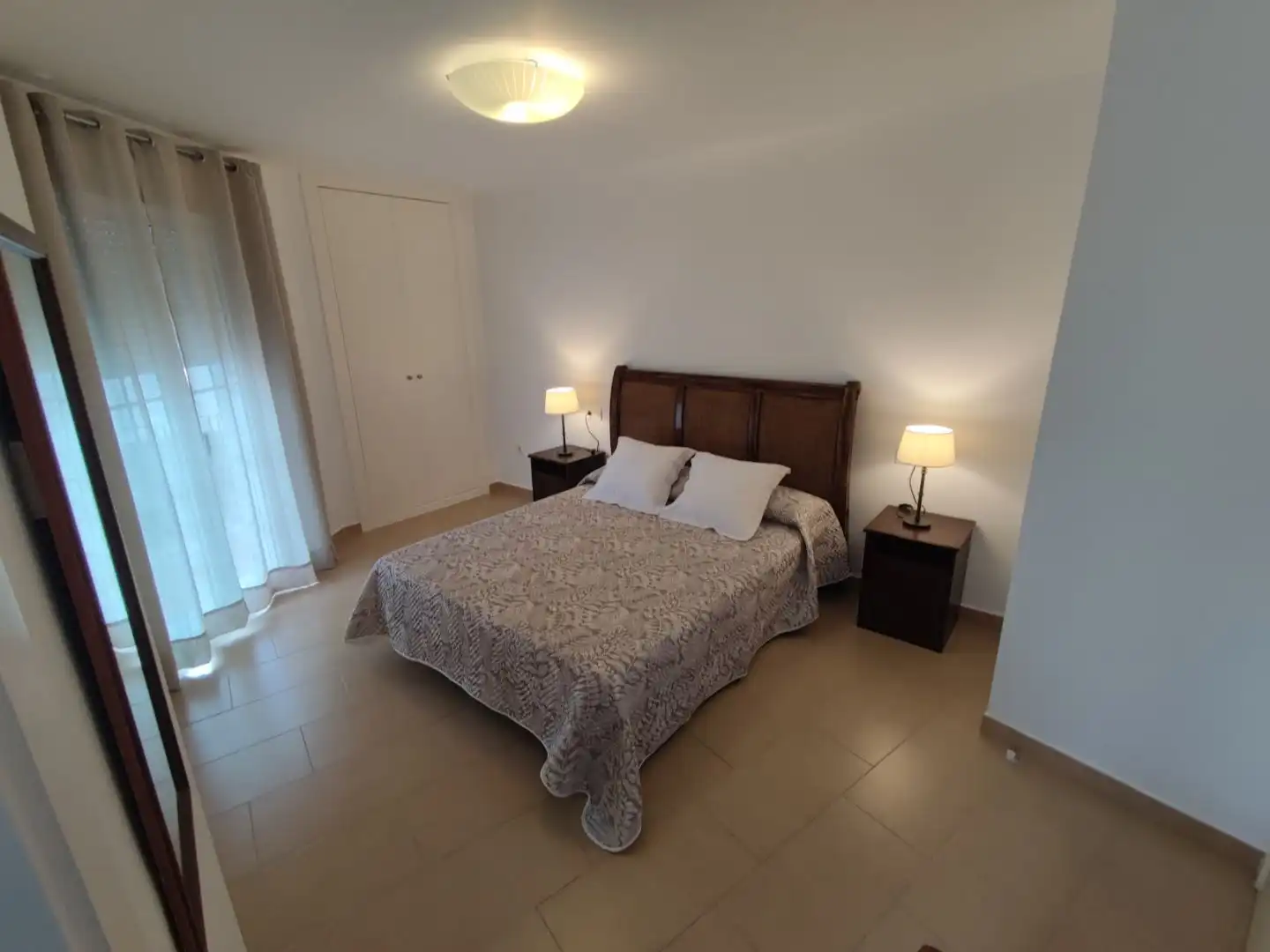 Wohnung zur Miete in Calle Palangreros, 3, Puerto Deportivo Schlafzimmer von Wohnung zur Miete in Fuengirola mit Klimaanlage und Balkon