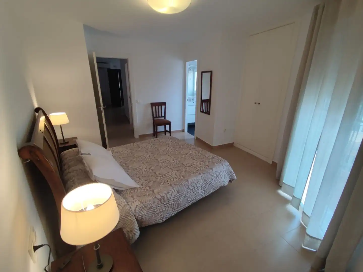Wohnung zur Miete in Calle Palangreros, 3, Puerto Deportivo Schlafzimmer von Wohnung zur Miete in Fuengirola mit Klimaanlage und Balkon