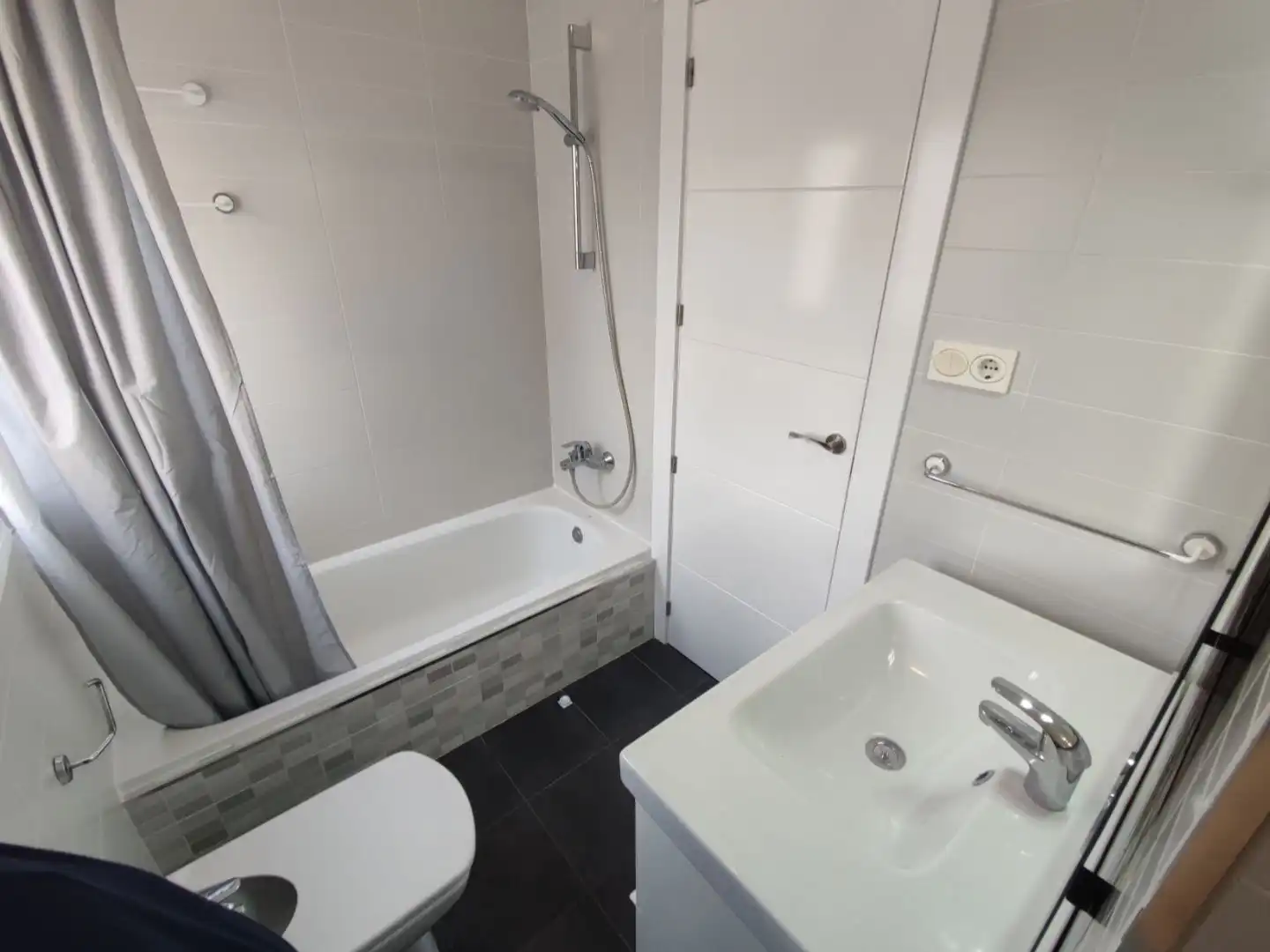 Wohnung zur Miete in Calle Palangreros, 3, Puerto Deportivo Badezimmer von Wohnung zur Miete in Fuengirola mit Klimaanlage und Balkon