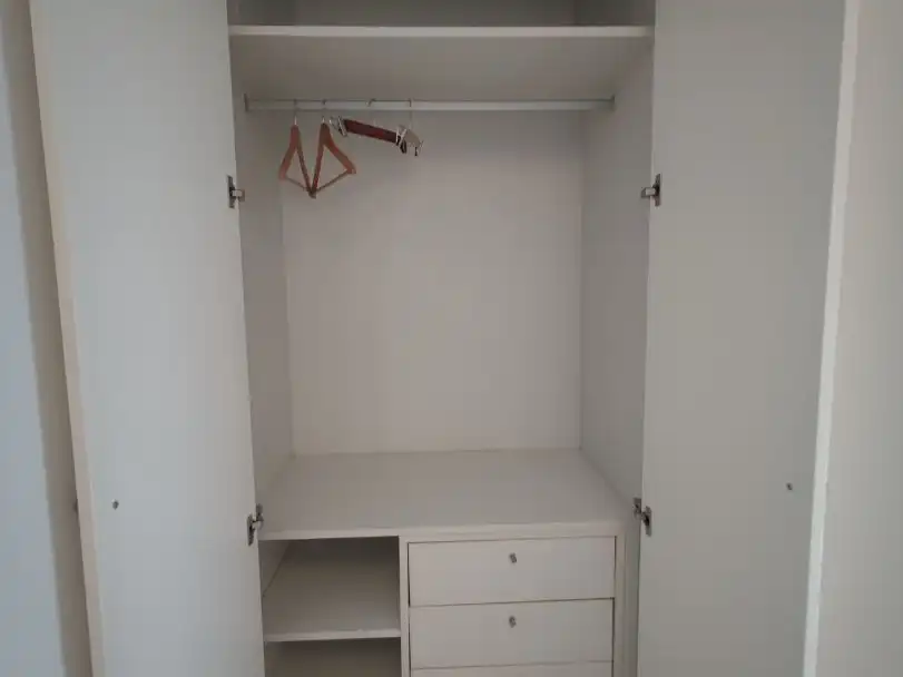 Wohnung zur Miete in Calle Palangreros, 3, Puerto Deportivo Schlafzimmer von Wohnung zur Miete in Fuengirola mit Klimaanlage und Balkon
