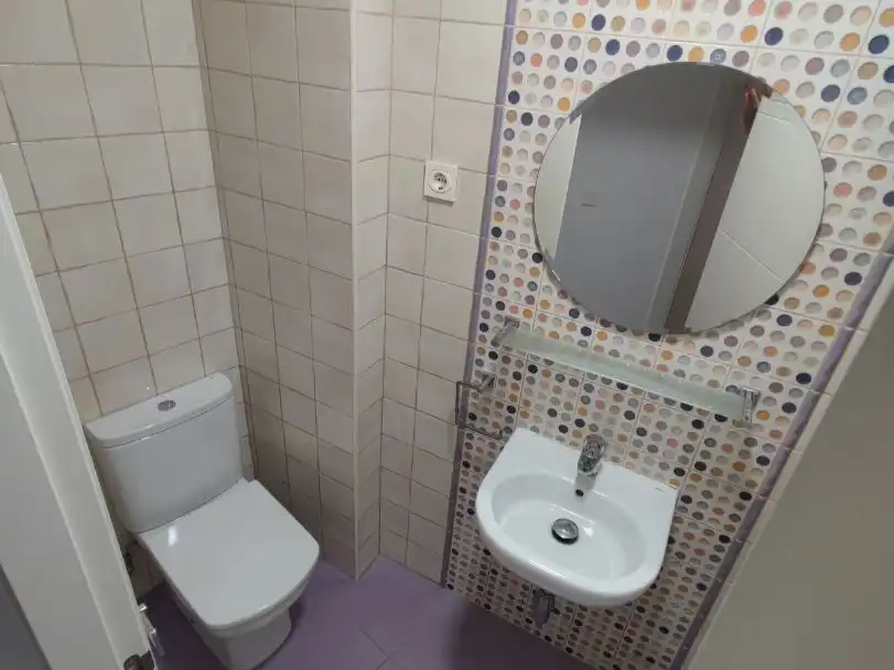Wohnung zur Miete in Calle Palangreros, 3, Puerto Deportivo Badezimmer von Wohnung zur Miete in Fuengirola mit Klimaanlage und Balkon