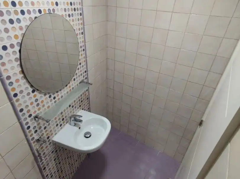 Wohnung zur Miete in Calle Palangreros, 3, Puerto Deportivo Badezimmer von Wohnung zur Miete in Fuengirola mit Klimaanlage und Balkon