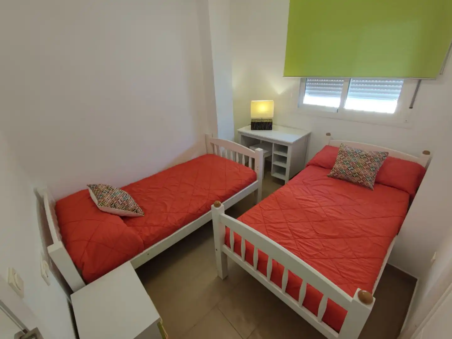 Wohnung zur Miete in Calle Palangreros, 3, Puerto Deportivo Schlafzimmer von Wohnung zur Miete in Fuengirola mit Klimaanlage und Balkon