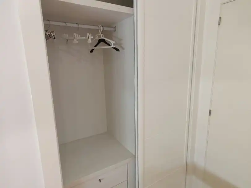 Wohnung zur Miete in Calle Palangreros, 3, Puerto Deportivo Schlafzimmer von Wohnung zur Miete in Fuengirola mit Klimaanlage und Balkon