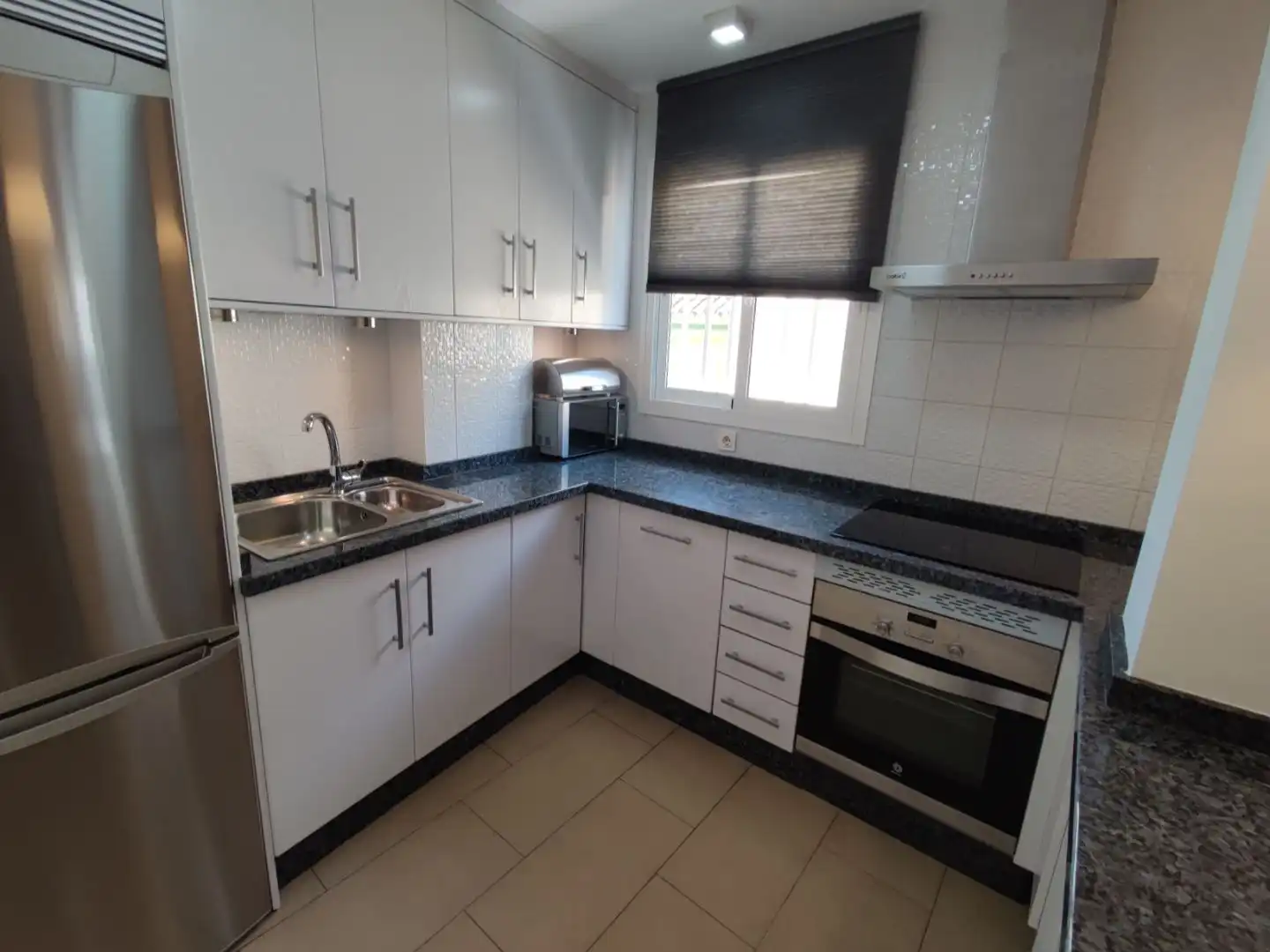 Wohnung zur Miete in Calle Palangreros, 3, Puerto Deportivo Küche von Wohnung zur Miete in Fuengirola mit Klimaanlage und Balkon