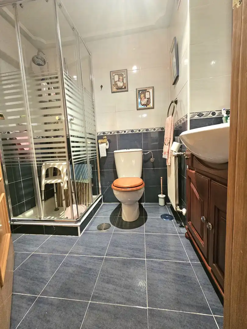 Baño de Piso en venta en Parla con Aire acondicionado, Terraza y Piscina