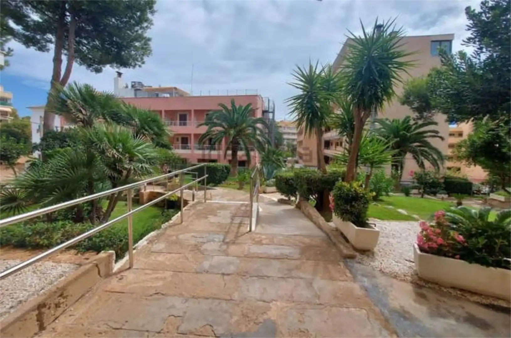 Außenansicht von Wohnung zum Verkauf in Calvià mit Privatgarten, Terrasse und Schwimmbad