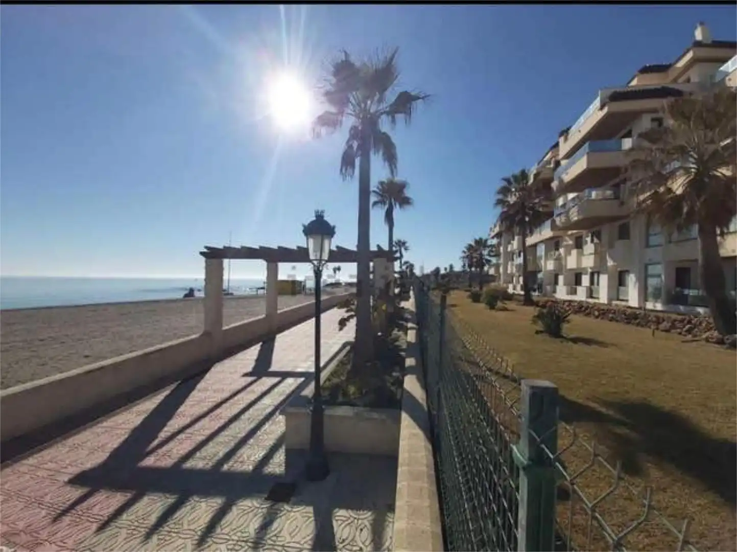 Apartamento de alquiler en Puerto de la Duquesa Vista exterior de Apartamento de alquiler en Manilva con Calefacción, Jardín privado y Terraza