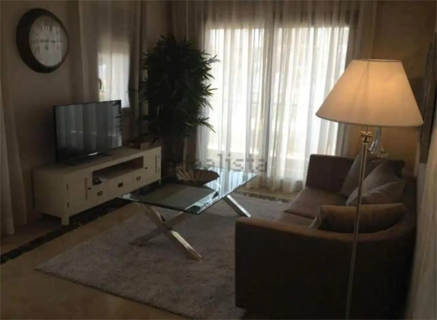 Apartamento de alquiler en Puerto de la Duquesa Sala de estar de Apartamento de alquiler en Manilva con Calefacción, Jardín privado y Terraza