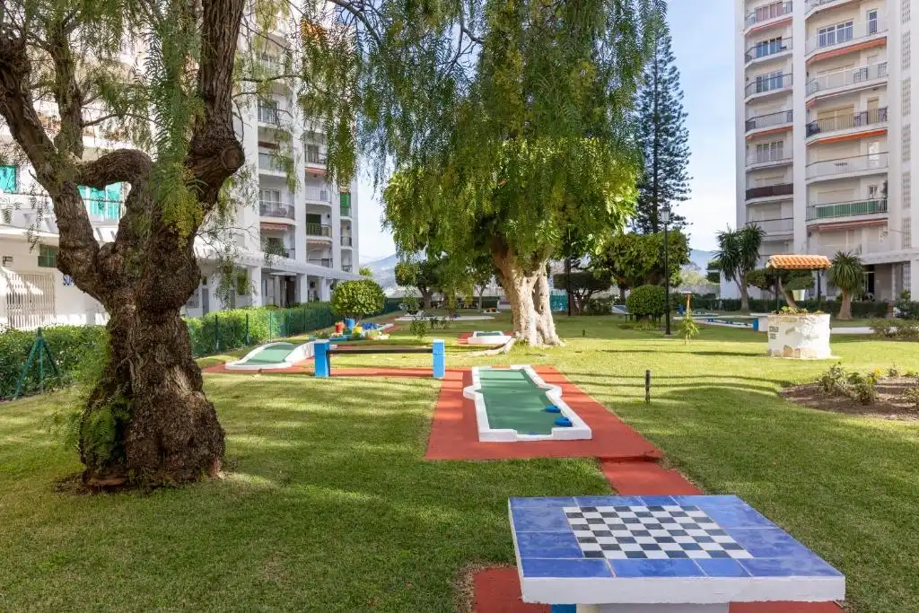 Außenansicht von Wohnungen zur Miete in Salobreña mit Privatgarten, Schwimmbad und Möbliert