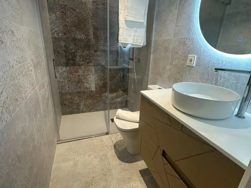 Baño de Piso de alquiler en León Capital  con Calefacción, Parquet y Amueblado