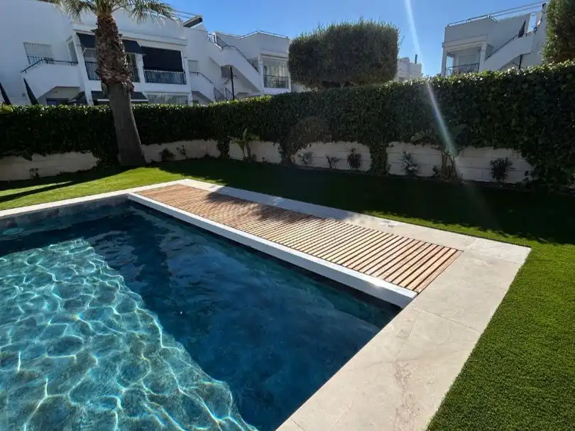 Schwimmbecken von Wohnung zum Verkauf in Torrevieja mit Klimaanlage, Terrasse und Schwimmbad