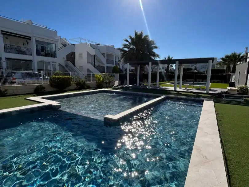 Schwimmbecken von Wohnung zum Verkauf in Torrevieja mit Klimaanlage, Terrasse und Schwimmbad