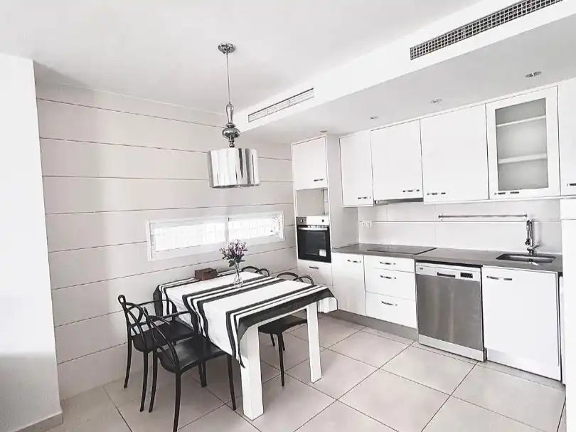 Küche von Wohnung zum Verkauf in Torrevieja mit Klimaanlage, Terrasse und Schwimmbad