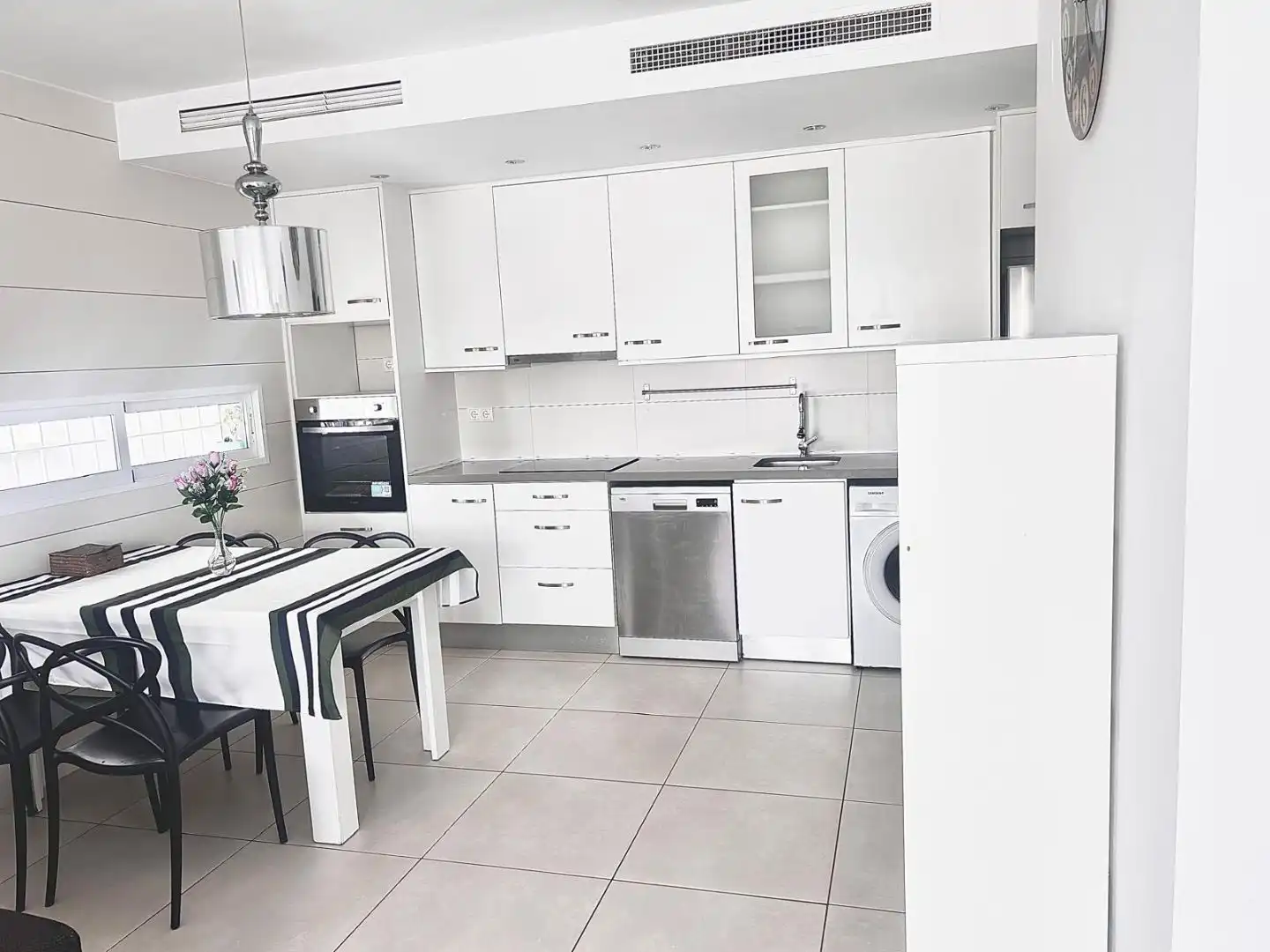 Küche von Wohnung zum Verkauf in Torrevieja mit Klimaanlage, Terrasse und Schwimmbad