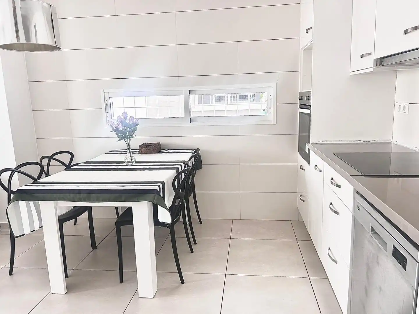 Küche von Wohnung zum Verkauf in Torrevieja mit Klimaanlage, Terrasse und Schwimmbad
