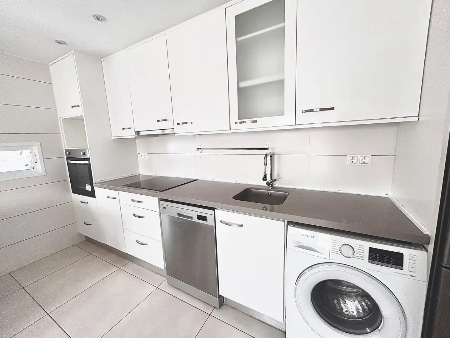 Küche von Wohnung zum Verkauf in Torrevieja mit Klimaanlage, Terrasse und Schwimmbad