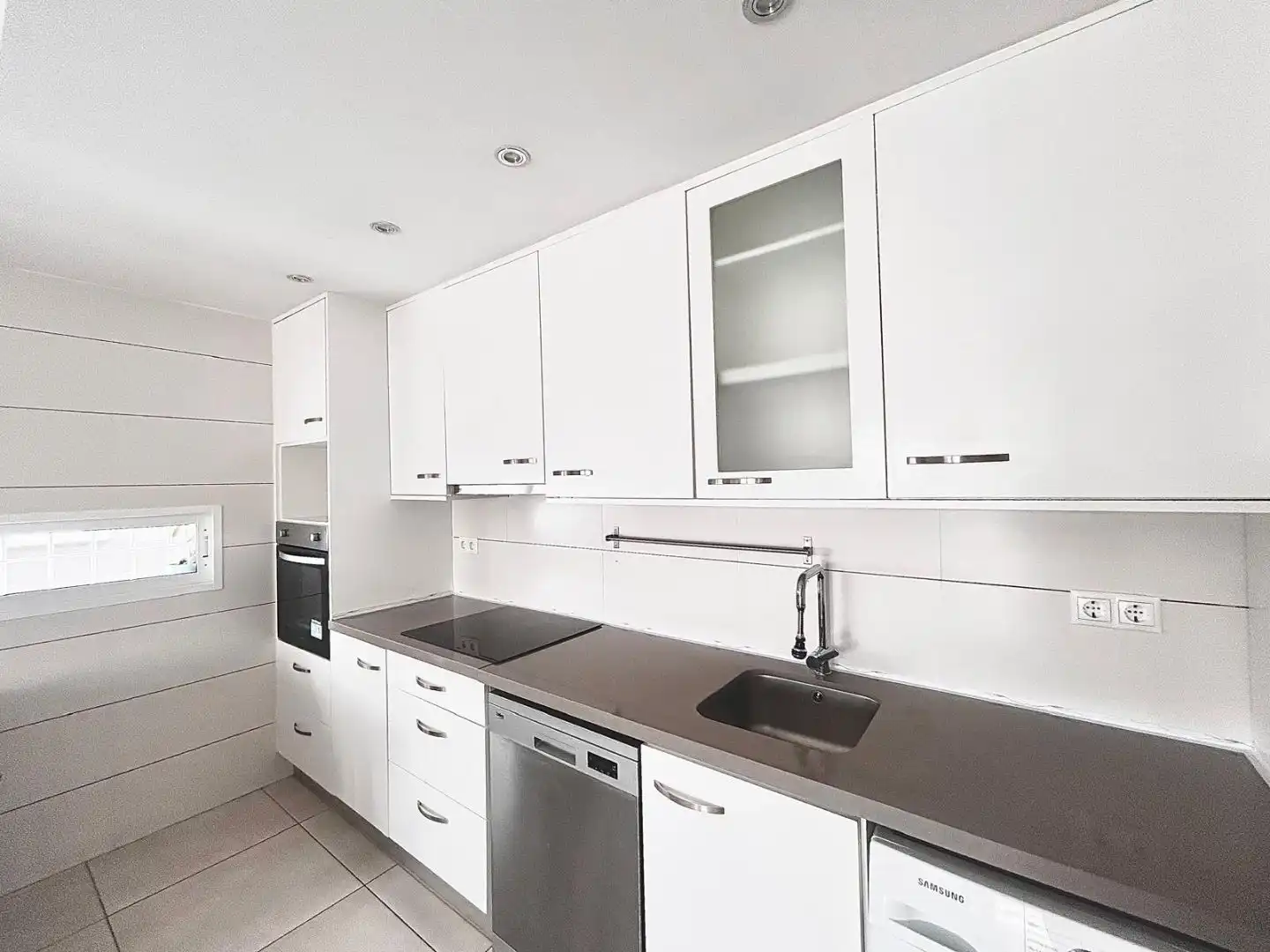 Küche von Wohnung zum Verkauf in Torrevieja mit Klimaanlage, Terrasse und Schwimmbad