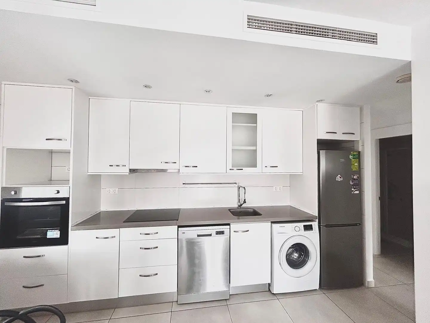 Küche von Wohnung zum Verkauf in Torrevieja mit Klimaanlage, Terrasse und Schwimmbad