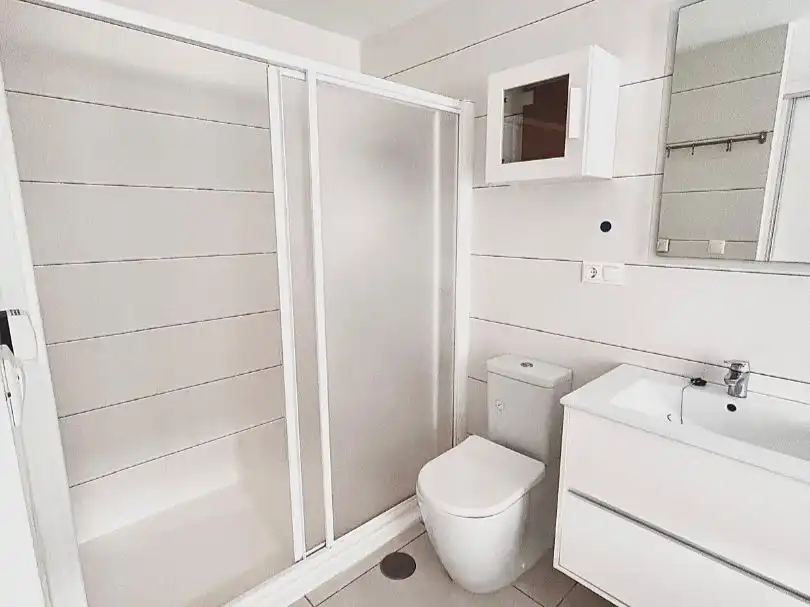 Badezimmer von Wohnung zum Verkauf in Torrevieja mit Klimaanlage, Terrasse und Schwimmbad