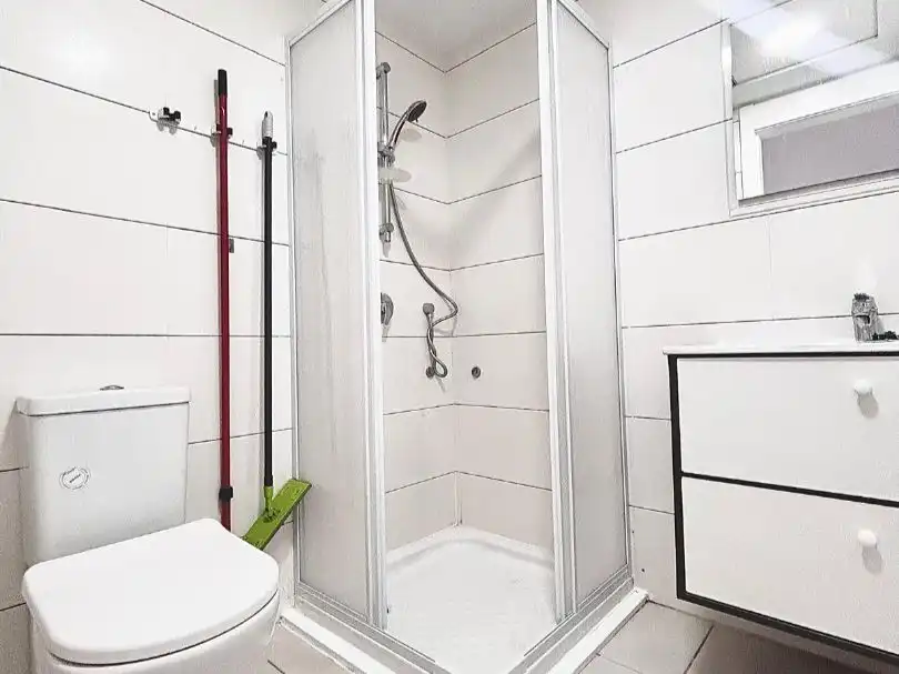 Badezimmer von Wohnung zum Verkauf in Torrevieja mit Klimaanlage, Terrasse und Schwimmbad