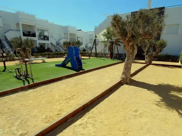 Garten von Wohnung zum Verkauf in Torrevieja mit Klimaanlage, Terrasse und Schwimmbad