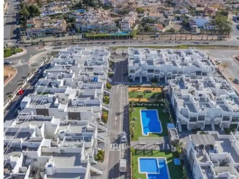 Außenansicht von Wohnung zum Verkauf in Torrevieja mit Klimaanlage, Terrasse und Schwimmbad