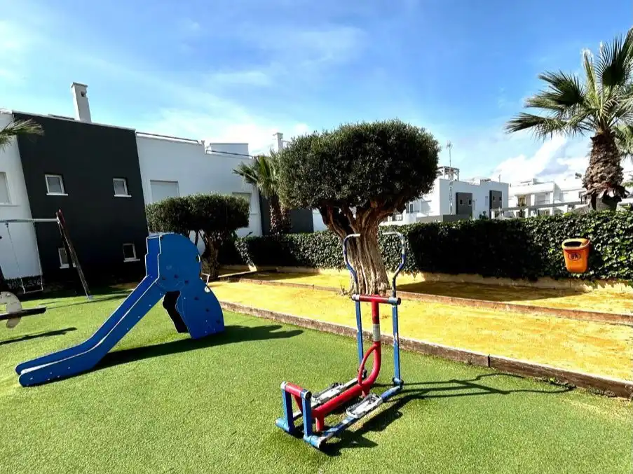 Garten von Wohnung zum Verkauf in Torrevieja mit Klimaanlage, Terrasse und Schwimmbad