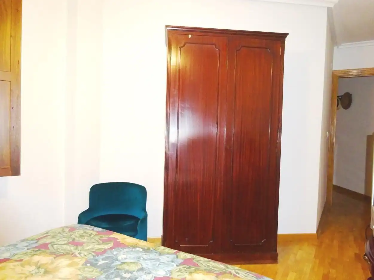 Pis de lloguer a Calle Ramiro III, 9, Casco Antiguo Dormitori de Pis de lloguer en León Capital amb Calefacció, Parquet i Moblat
