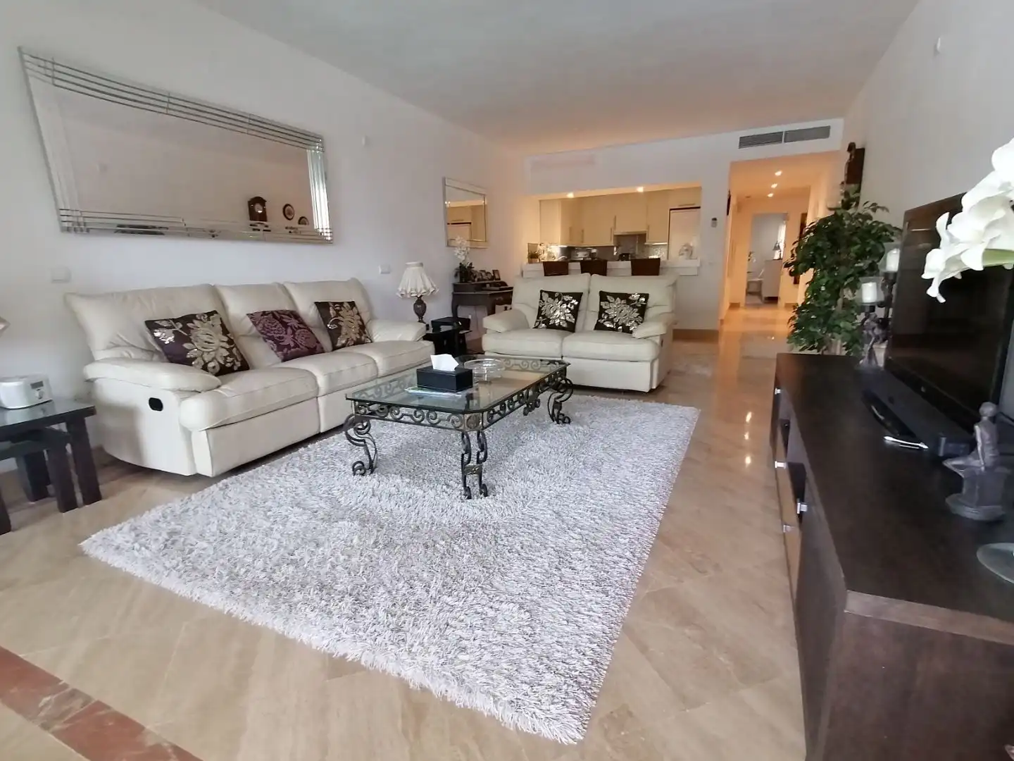 Piso en venta en Calle Incosol, 40, Río Real Sala de estar de Piso en venta en Marbella con Aire acondicionado, Calefacción y Terraza