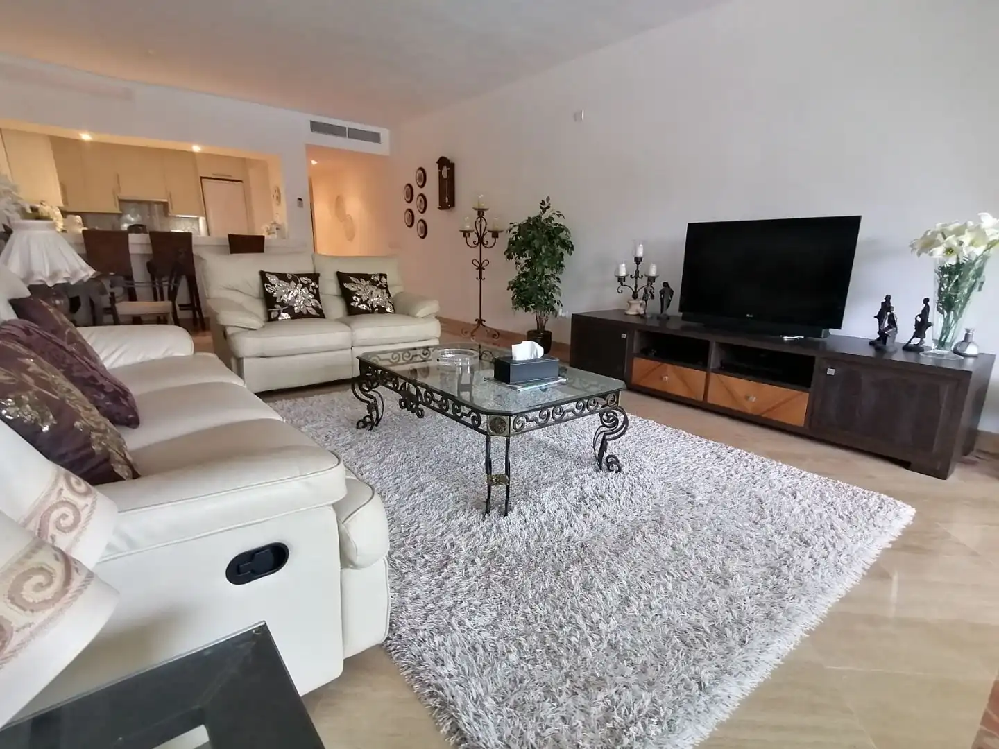 Piso en venta en Calle Incosol, 40, Río Real Sala de estar de Piso en venta en Marbella con Aire acondicionado, Calefacción y Terraza
