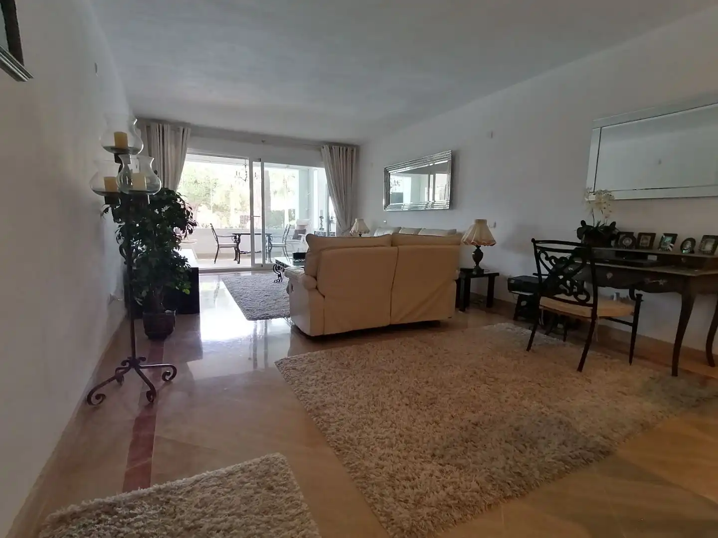 Piso en venta en Calle Incosol, 40, Río Real Sala de estar de Piso en venta en Marbella con Aire acondicionado, Calefacción y Terraza
