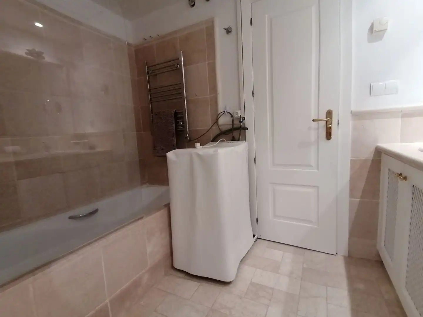 Piso en venta en Calle Incosol, 40, Río Real Baño de Piso en venta en Marbella con Aire acondicionado, Calefacción y Terraza