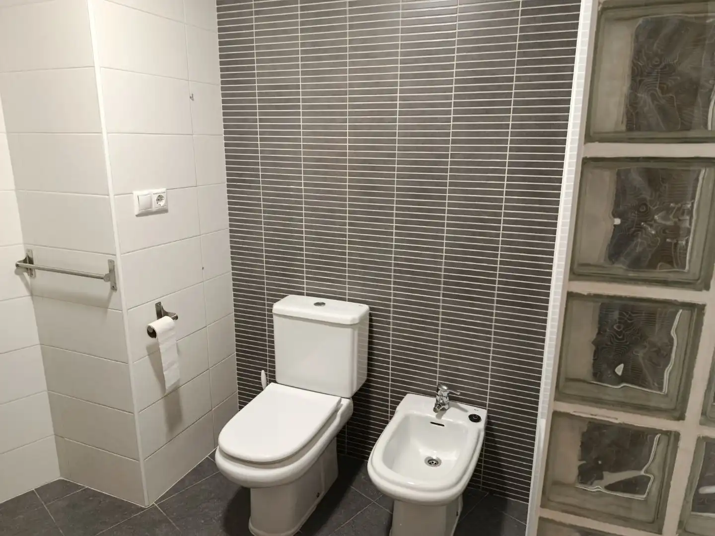 Baño de Apartamento de alquiler en Almansa con Aire acondicionado, Calefacción y Parquet