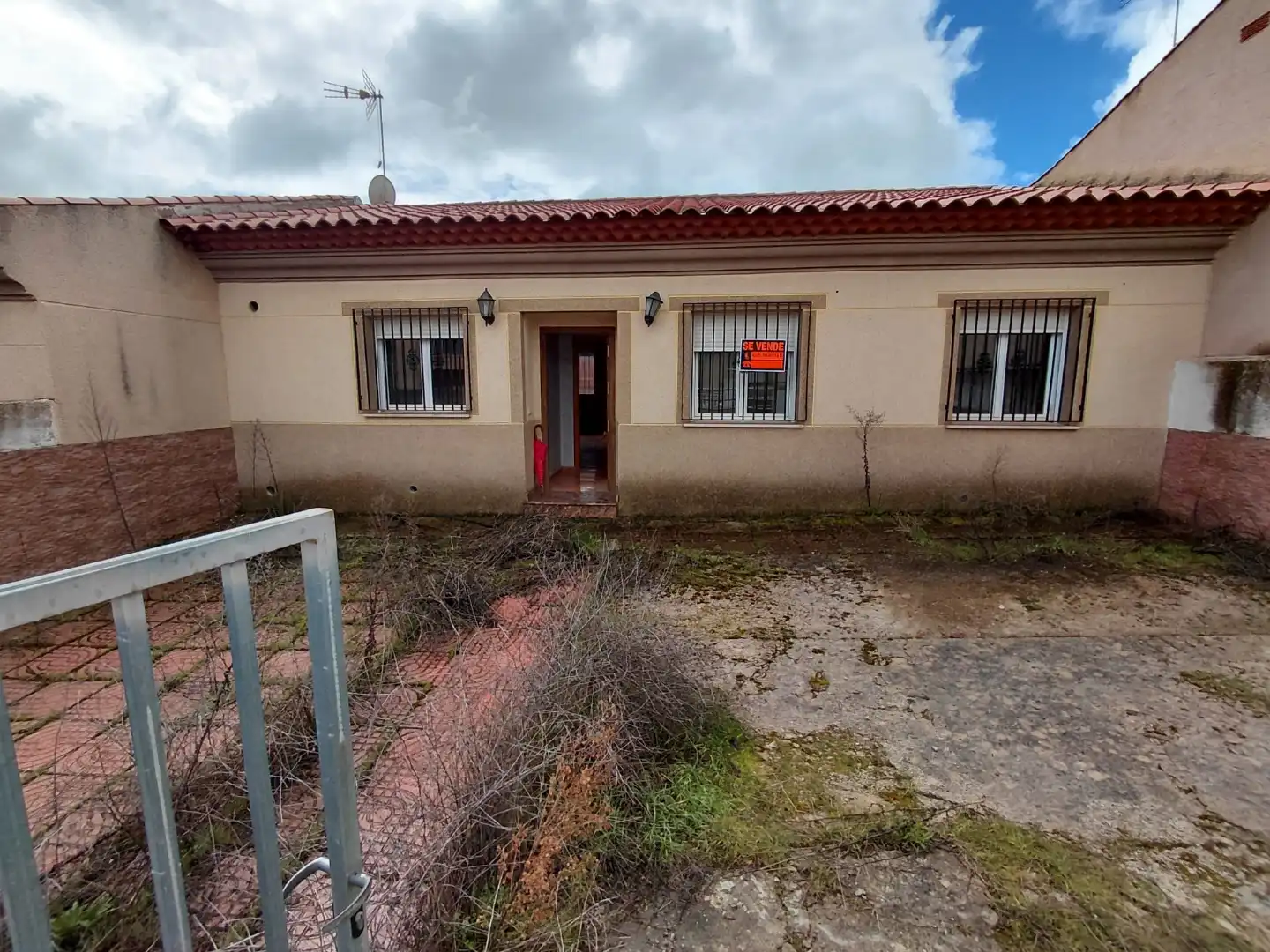 Exterior view of Houses for sale in Campillo de Altobuey