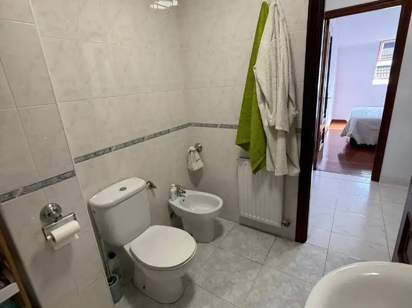 Dachboden zum Verkauf in Rúa Xohán Xesús González, 24, Cuntis Badezimmer von Dachboden zum Verkauf in Cuntis mit Heizung, Parkett und Möbliert