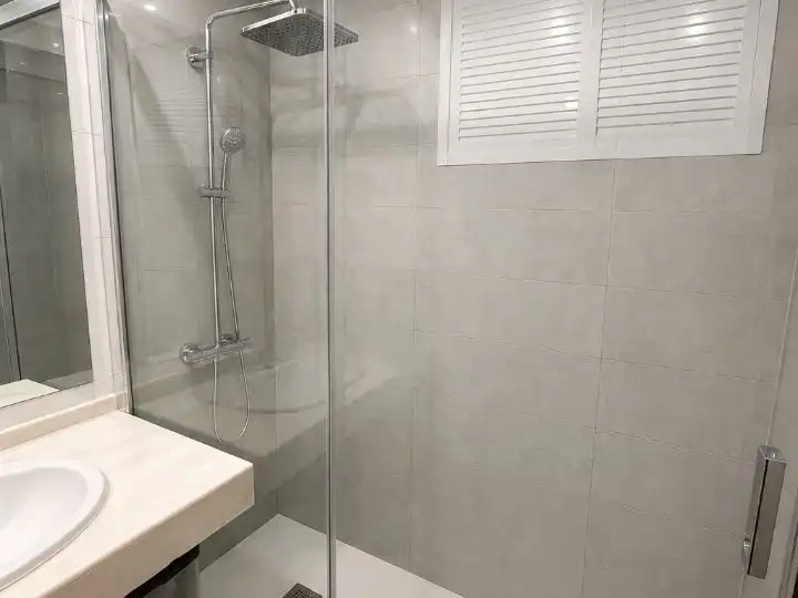 Badezimmer von Wohnungen zur Miete in Málaga mit Klimaanlage, Heizung und Privatgarten