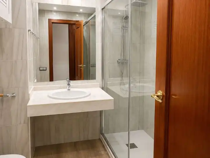 Badezimmer von Wohnungen zur Miete in Málaga mit Klimaanlage, Heizung und Privatgarten