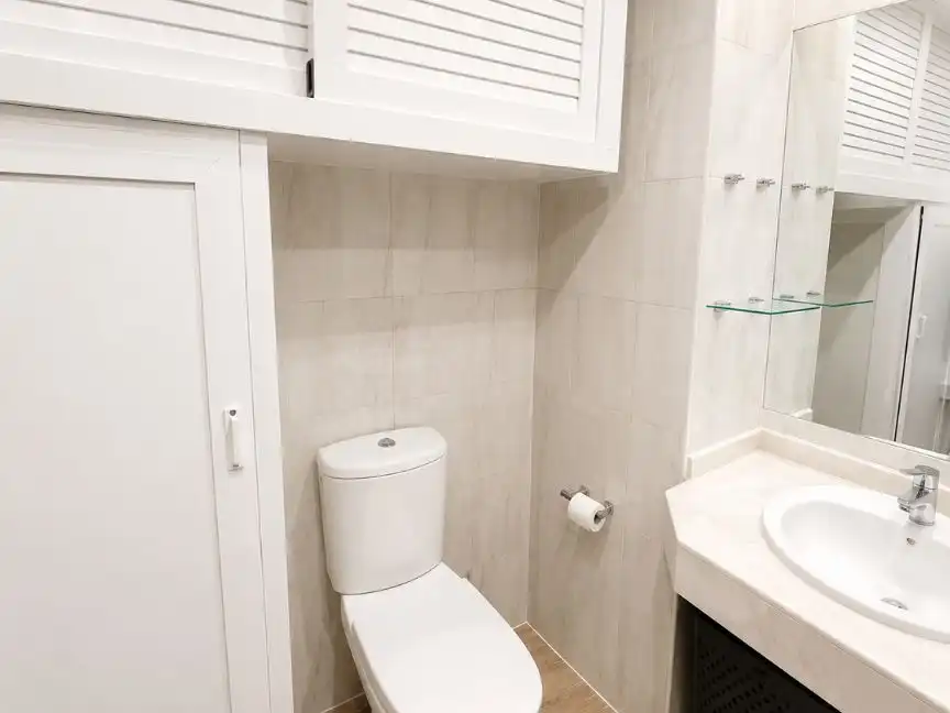 Badezimmer von Wohnungen zur Miete in Málaga mit Klimaanlage, Heizung und Privatgarten