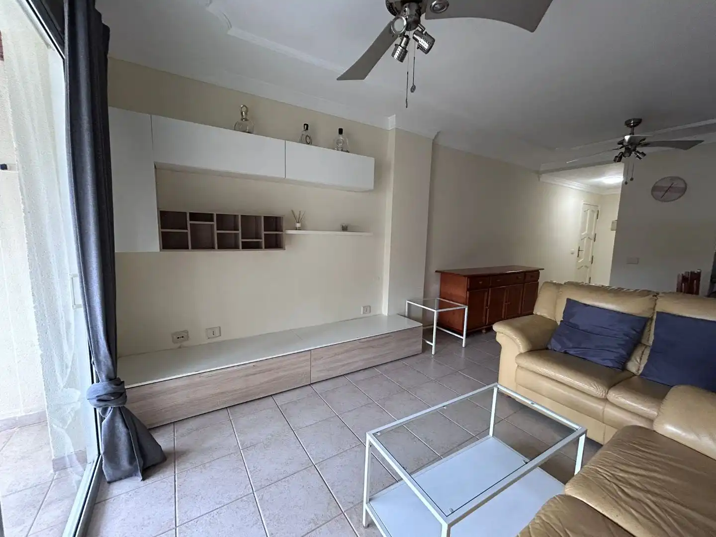 Wohnung zur Miete in Calle Galicia, 5, Torviscas Centro y Alto Wohnzimmer von Wohnung zur Miete in Adeje mit Terrasse, Schwimmbad und Balkon