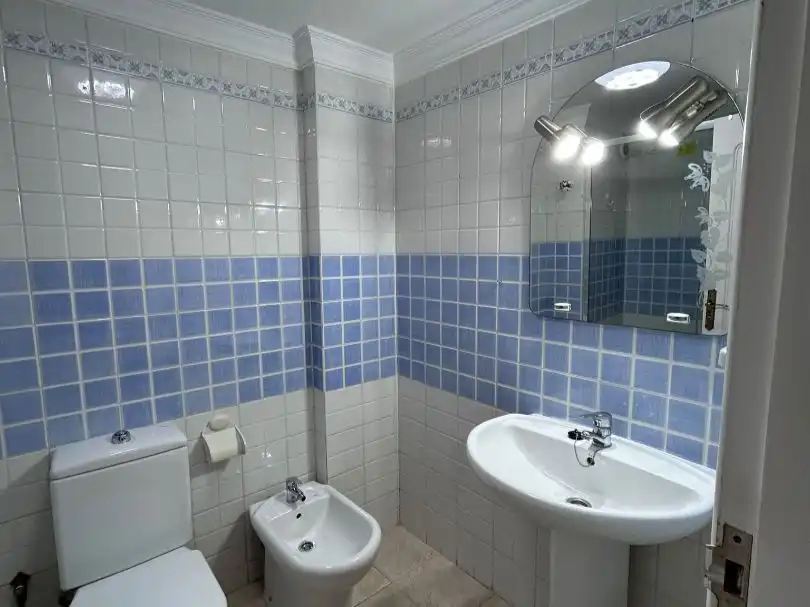 Wohnung zur Miete in Calle Galicia, 5, Torviscas Centro y Alto Badezimmer von Wohnung zur Miete in Adeje mit Terrasse, Schwimmbad und Balkon